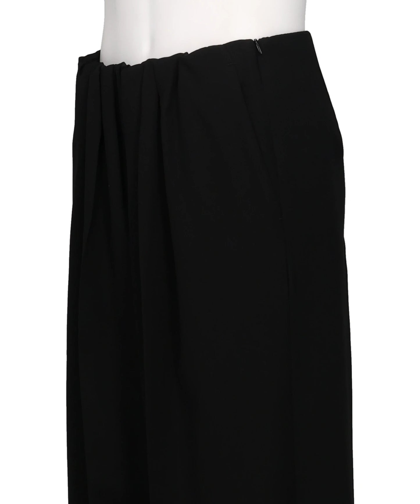 TIGHTLY GATHERED TROUSERS