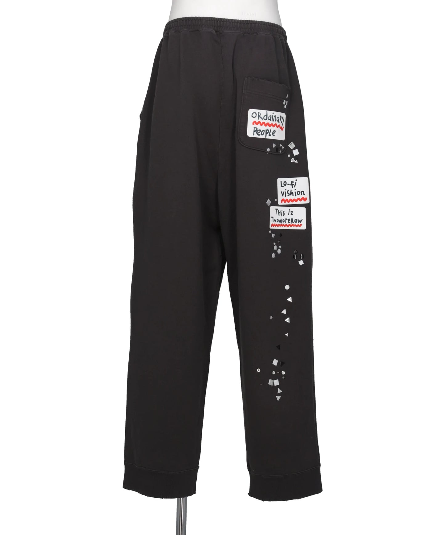 EMBELLISHED STICKER SWEAT PANTS