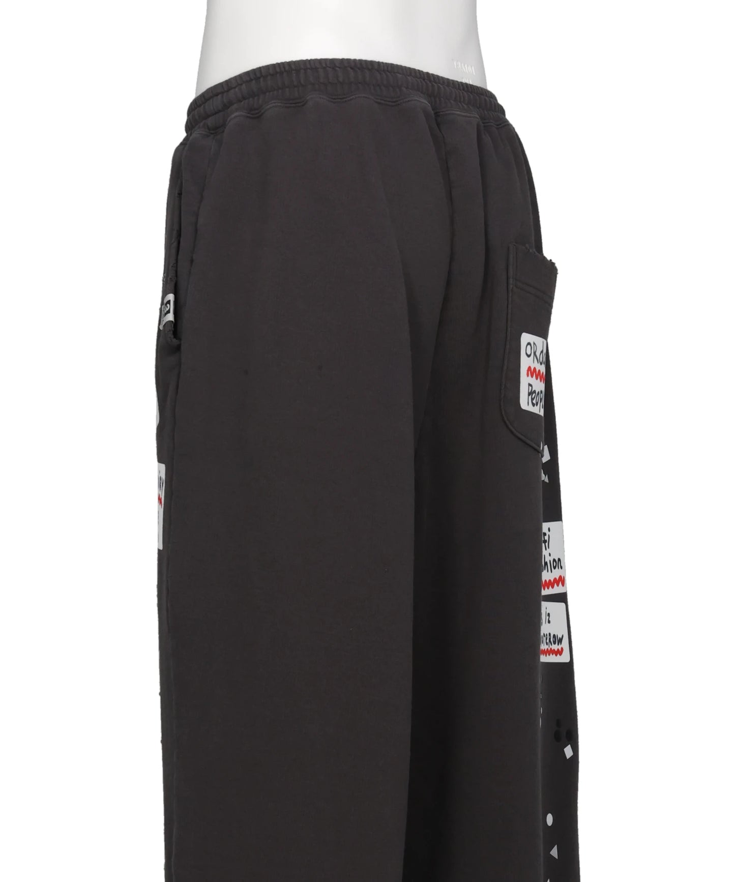 EMBELLISHED STICKER SWEAT PANTS