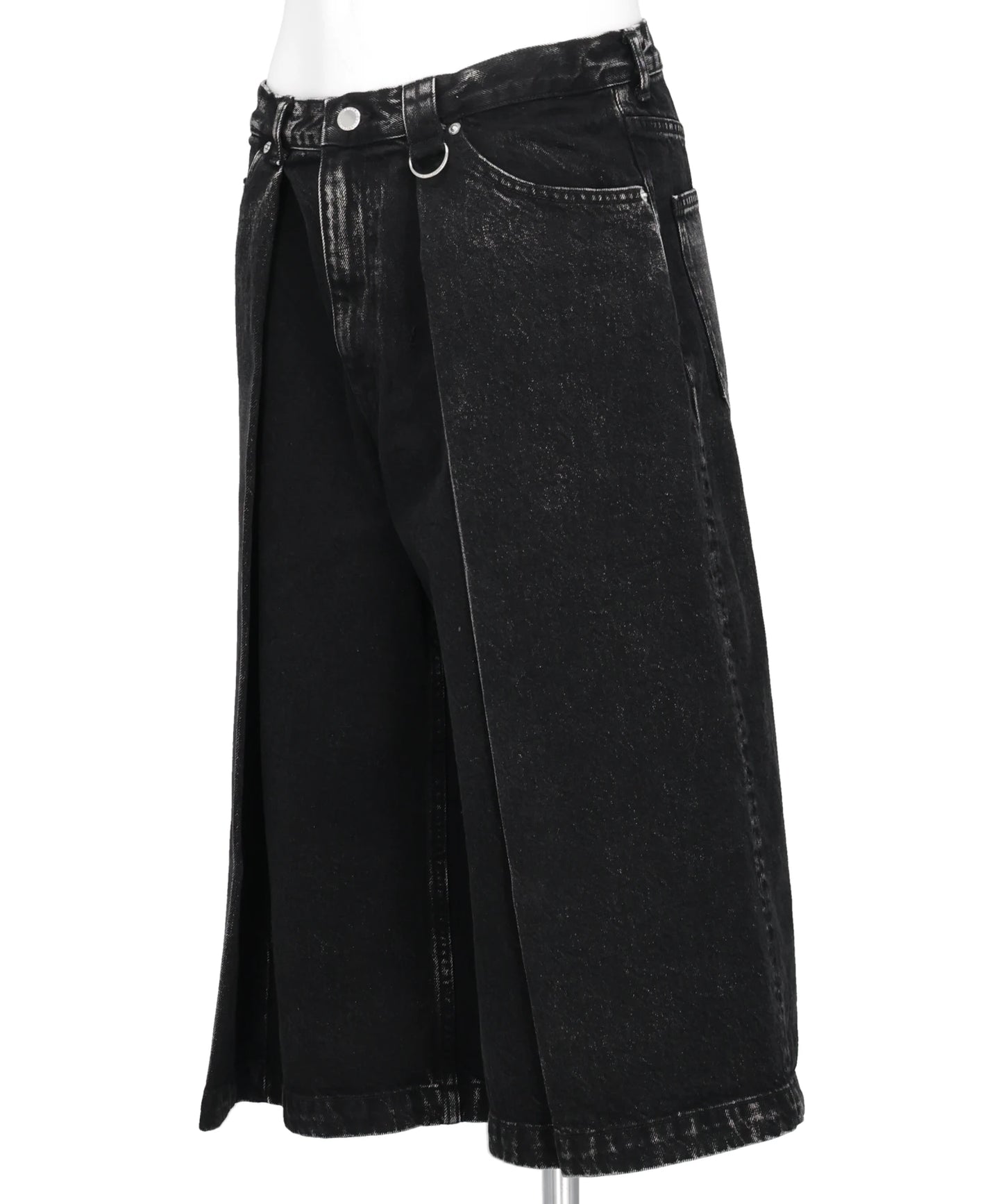 WASHED DENIM TUCKED WIDE SHORTS