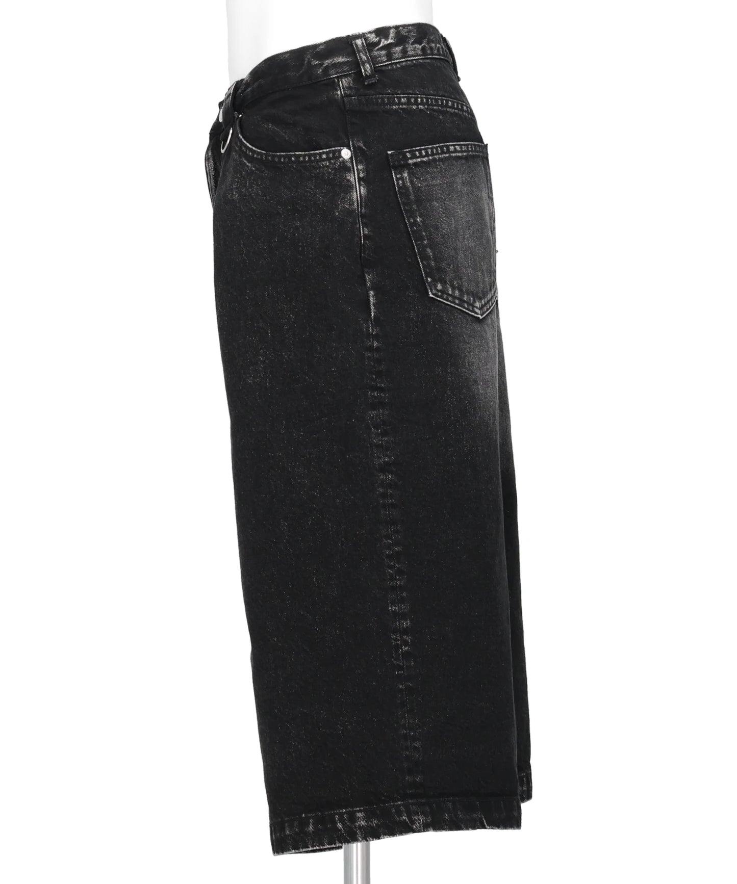 WASHED DENIM TUCKED WIDE SHORTS