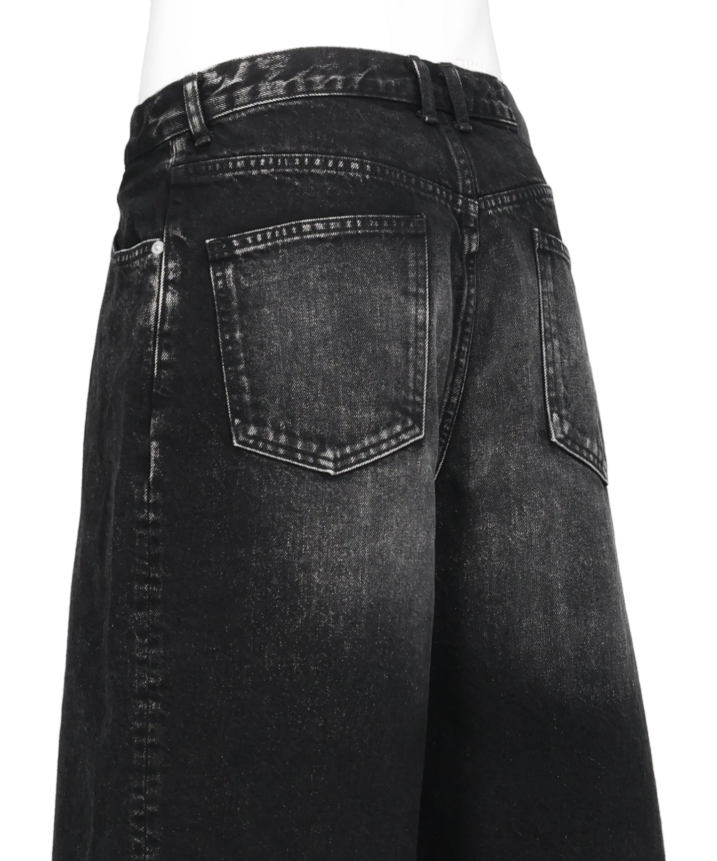 WASHED DENIM TUCKED WIDE SHORTS