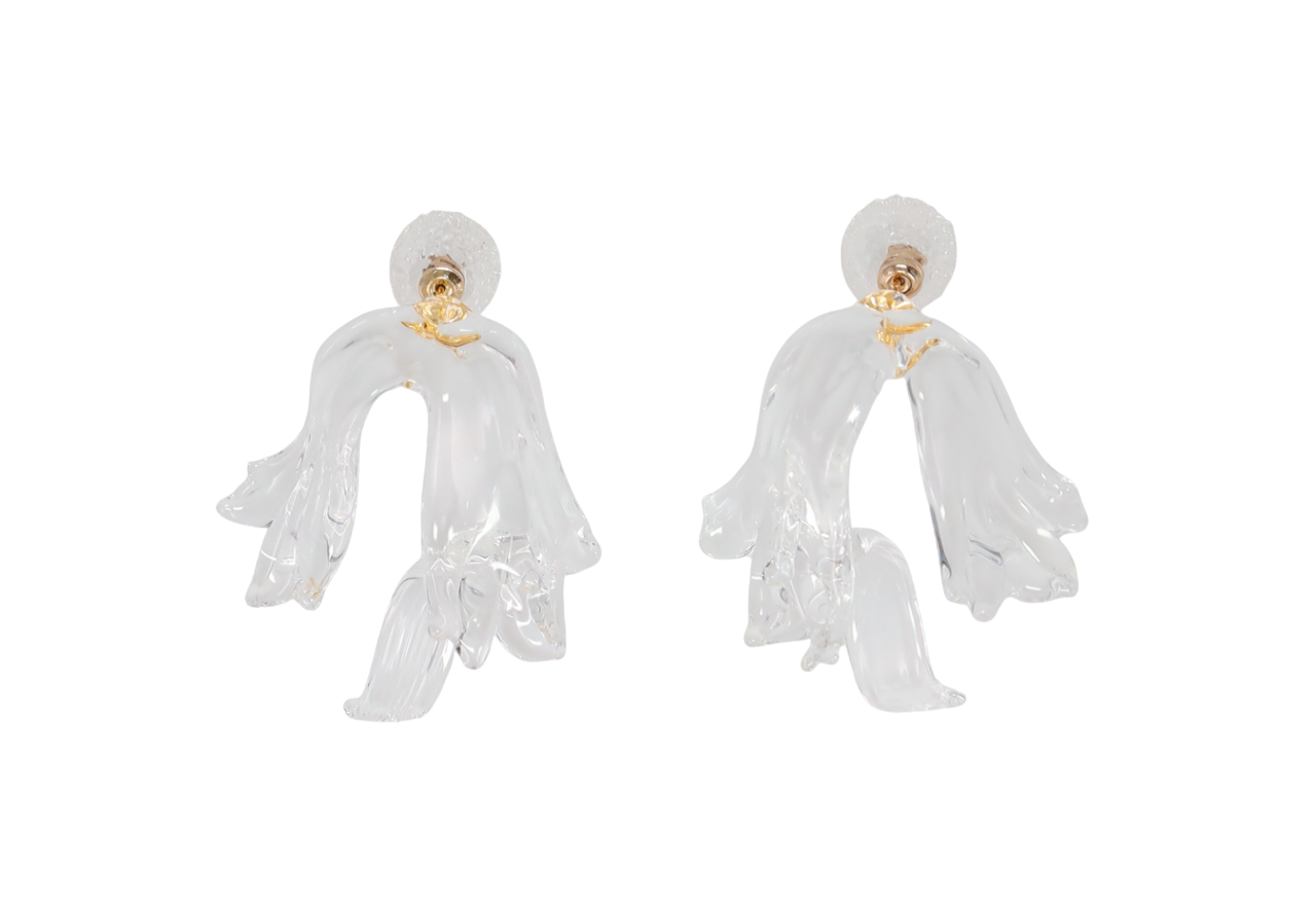 Mame Kurogouchi(マメ クロゴウチ)FLORAL MOTIF HANDCRAFTED GLASS EARRING