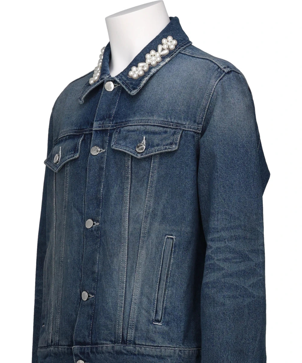 FITTED DENIM TRUCKER JACKET W/ EMB